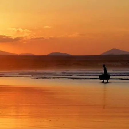 Sleeps 4 Wifi Holiday home Famara