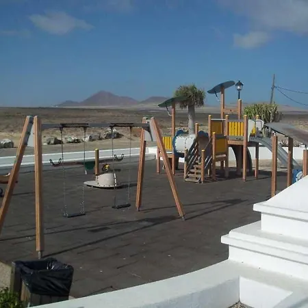 Sleeps 4 Wifi Holiday home Famara